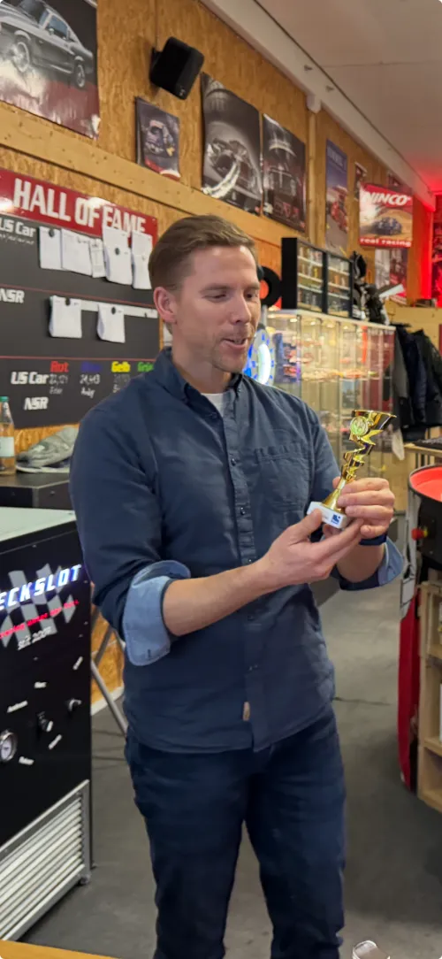 Dominik Meyer mit Siegerpokal beim Terra Jubiläumsrennen.