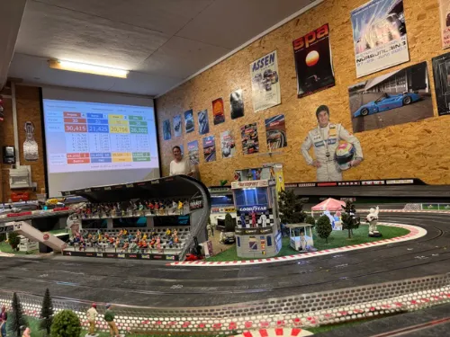 Gesamtansicht der Slotracing-Bahn im Teckslot Kirchheim.