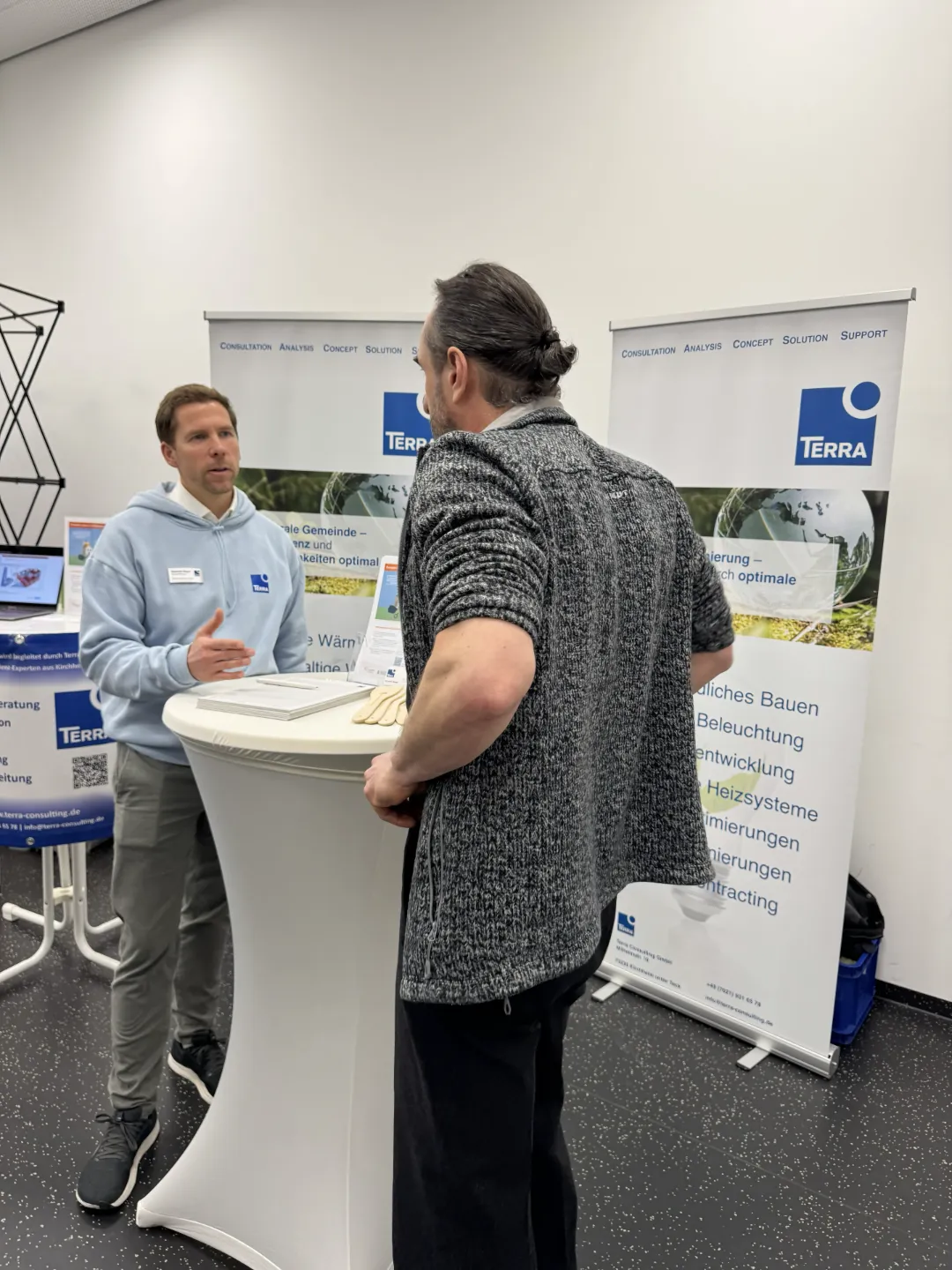Beratungsgespräch am Messestand von Terra Consulting