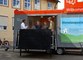 Persönliches Beratungsgespräch am Sanierungsmobil